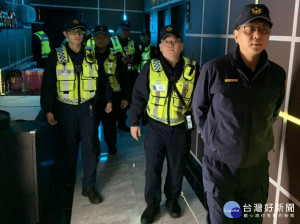 為預防KTV聚眾鬥毆，板橋警分局除提高警覺，更由偵查隊長林子翔帶隊執行威力臨檢勤務。