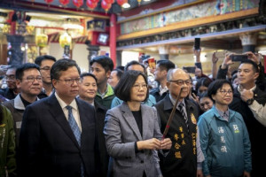 市長與蔡總統及貴賓一同上香祈福
