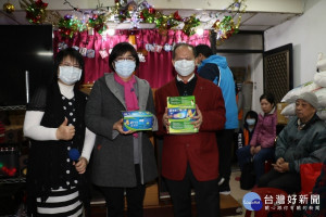 基督教板橋恩友中心28日大年初四招待150位弱勢民眾聚餐，並致贈物資和小紅包，社會局長張錦麗攜帶平安袋和4盒口罩贈送（圖／社會局提供）