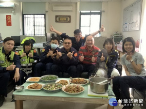 副所長下廚煮飯供同仁享用。林重鎣攝