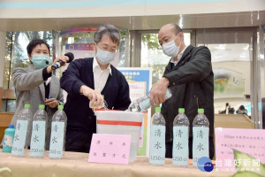 遏止疫情傳播　韓國瑜示範泡製漂白水消毒（圖／高雄市政府提供）