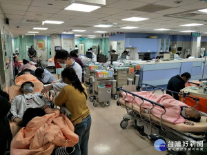 彰基急診中心自1月29至31日，已經收治6名急性腦中風患者，而門診住院人數已比平常多2～3成。（彰基急診資料照片）