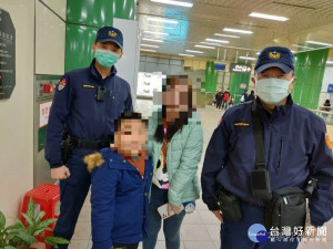 焦急母親捷運系統尋兒　熱心捷警助團圓（圖／台北市捷運警察隊提供）