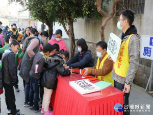 

大安區鎮安宮昨日舉辦第十四年國中、小之弱勢家庭學童助學金，熱誠照顧弱勢的愛心，獲得肯定及敬佩。（記者陳榮昌攝）

