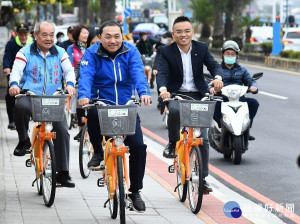 新北市政府進行淡水區台2乙中正路至漁人碼頭人行道改善工程，市長侯友宜3日前往視察