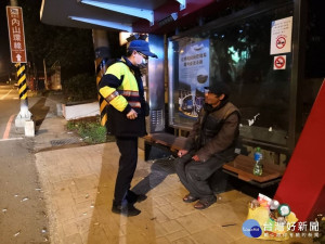 精障男寒夜迷途睡候車亭，暖警協查身分助返家。