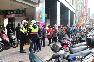 板橋警分局轄內計有87處健保特約藥局，為使民眾守秩序安心領取，避免民眾發生搶購亂象，特別規劃警察同仁於藥局周邊協助秩序維護