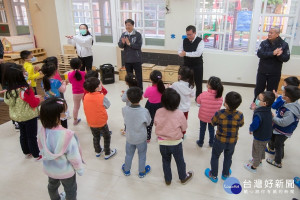 桃園市長鄭文燦前往桃園區大有非營利幼兒園視察，與衛生局長王文彥、教育局長高安邦一起和小朋友們做洗手操。