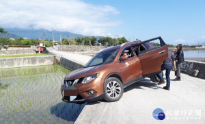 車輪「三腳都」險掉田　警及時救援順利脫險（圖／台東縣警察局關山分局提供）