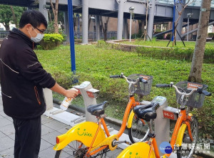 武漢肺炎防疫大作戰，交通局指在防疫非常時期，YouBike廠商於各站點車輛調度時，包括服務機台、自行車把手、鈴噹和座墊均以酒精消毒，以確保民眾使用安全