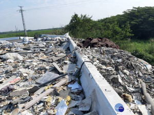 不肖業者將廢棄物非法棄置在道路旁／嘉義縣政府提供