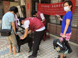 犬貓每年需依法完成狂犬病疫苗預防注射，未完成注射開罰