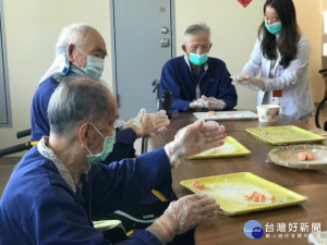 
大甲仁馨樂活園區舉辦「元宵佳節搓彩色湯圓」，一群阿公阿嬤親自動手搓湯圓、吃湯圓，歡樂過元宵節。（記者陳榮昌攝）