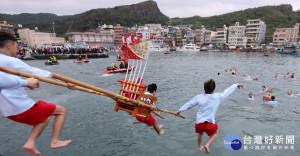 2020「野柳神明淨港文化祭」8日於野柳保安宮前盛大展開，除百年傳統「水裡來、火裡去」祈福儀式，以及百位勇士創意鼠年裝扮跳水祈求好運