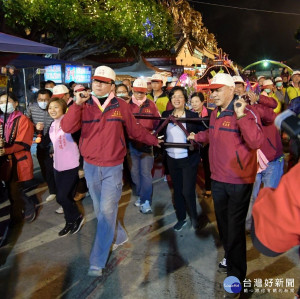 192年白沙坑迎燈排，戴官帽福德老爺元宵節遶境賜福，縣長王惠美扛神轎緩緩前進。　　

