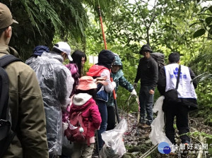 觀光旅遊局與環保局、平溪區公所、平溪鄉魅力商圈協會再度攜手合作，9日辦理「平溪健行淨山趣」活動