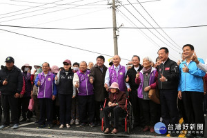 嘉邑行善團志工105歲人瑞盧林金（前中）坐著輪椅，參加她曾協助興建的「俊雄6號橋」通車典禮／嘉義縣政府提供