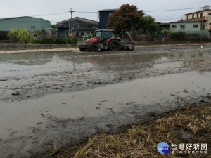 農機易沾土到馬路上。林重鎣攝