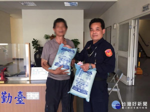 屏警雪中送炭　主動關懷獨居身障男子（圖／屏東枋寮分局提供）