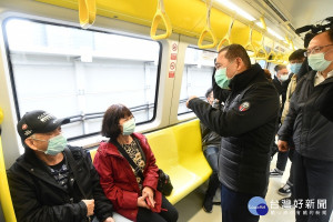 侯友宜11日前往板橋、景安站視察，強調巡視的重點是環狀線周邊，包括公車及YouBike轉乘過程是否順暢，哪些地方還可以修正，讓公共運輸發揮最大效能