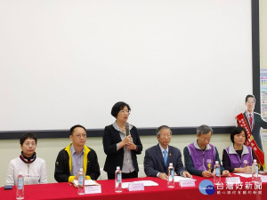 彰化縣長王惠美前往「華新公司」，慰勉全天後輪班生產口罩人員。圖／記者鄧富珍攝