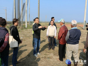 

大安南埔簡易棒壘球場雜草叢生，影響民眾使用困擾重重，立法院副院長蔡其昌昨日辦會勘，要求相關官員務必在一年內完全改善，並轉型為運動公園。
