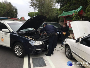 民眾車輛電瓶故障　熱心警即救援（圖／澎湖縣警察局提供）