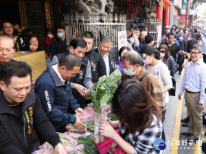 板橋慈惠宮立即就訂購100箱共1.5公噸有機蔬菜，12日現場再加碼100箱有機蔬菜。