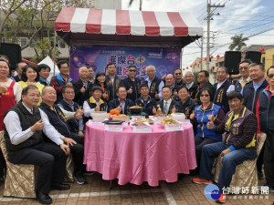 
后里區公所主辦后里好事多系列活動之「花藝飄香千人宴」，十二日舉辦開始訂桌說明會，地方政要人士參加踴躍，並展示名廚烹調色香味俱全之佳餚。（記者陳榮昌攝）

