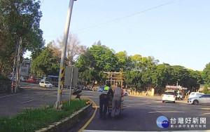 7旬拾荒老翁推車受阻路中，暖警協助推車護送返家。