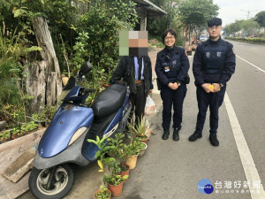 林姓老翁聲稱外出辦事，一時忘記機車停放何處，女警劉書宜協尋機車原封不動放在家門前找回。