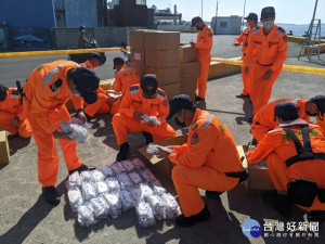 海巡署第七岸巡隊馬公漁港安檢所12日中午查扣吉成發號漁船意圖將7萬1千片N95口罩載往境外。（圖／澎湖縣政府提供）