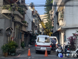 板橋分局查獲位於板橋區大豐街某透天民宅違規加蓋樓層內的職業賭場，立即提報新北市政府公共安全聯合稽查小組，13日由拆除大隊入場動用機具強制拆除