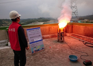 水利署說目前全台灣雖無明顯旱象，仍積極把握鋒面報到時機，13日15時30分先於曾文、烏山頭、南化、阿公店及甲仙堰進行地面人工增雨作業，16時並接續於石門、寶二、永和山、明德、鯉魚潭施作，期能更增加降雨。（圖／經濟部水利署）