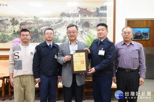 空軍馬基隊隊長李慶熙榮調　賴峰偉頒贈榮譽縣民證（圖／澎湖縣政府提供）