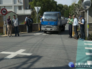 
外埔區外埔路中山路口，道路進出口狹窄又視線不佳，市議員吳敏濟昨辦會勘，協商灌溉溝加蓋拓寬道路並遷移水門，以增加用路人反應時間，減少交通事故發生機率等結論。（記者陳榮昌攝）

