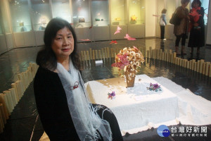 吳雪鳳在南投文化局展竹藝創作。（記者扶小萍攝）