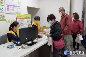 由於高中職、國中小將於2月25日（週二開學），為因應開學後的學生購買口罩問題，中央流行疫情指揮中心擬放寬兒童口罩的限購年齡至13歲～15歲，但指揮官陳時中強調，目前仍在考慮中。（圖／資料照片）