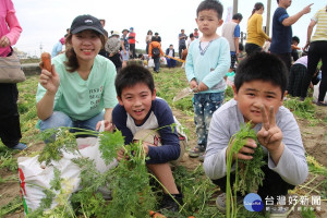 親子同樂拔蘿蔔。