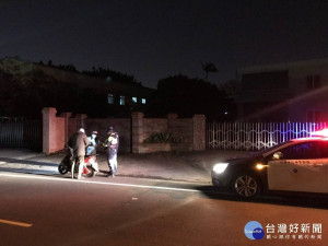 泰籍人士電動車的電量不足熄火 巡邏員警經過時發現，協助運送電動車輛回到拳館宿舍。

