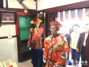 旗牌官吳信賢回鄉豎旗祭祖。