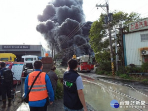 龜山倉儲公司大火，環保局告發重罰並持續監控空品。