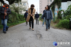 台東縣長饒慶鈴18日特別前往實際勘查台東市仁一、仁七街等道路（圖／台東縣政府提供）