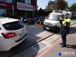 楊梅分局針對違規停車、併排停車進行路暢執法，以因應下周開始國高中小學的開學人潮，維護用路人安全。