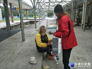 台東縣府「送暖」給街友　饒慶鈴呼籲多關心家中長輩（圖／台東縣政府提供）