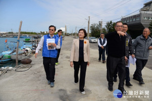 雲林縣長張麗善18日前往箔子寮漁港勘查，盛讚環境變得乾淨舒適。（圖／雲林縣政府提供）