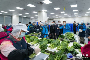 鄭市長視察有機蔬菜箱包裝作業

