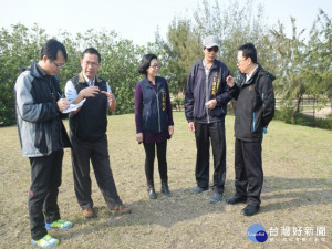 

面積達六公頃的大安龜殼生態公園缺乏遊樂、休息座椅等設施，加上有外勞經常在內喝酒，破壞環境，二十日立法院副院長蔡其昌助理與公所官員會勘，謀求改善提升觀光建設。（記者陳榮昌攝）
