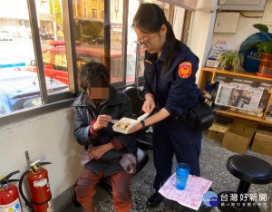 警員照顧迷路老人。林重鎣攝