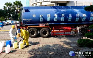 台塑企業免費提供12噸次氯酸鈉漂白水給雲林縣各級學校稀釋後消毒防疫，提供學生安全無虞的學習環境。（記者陳昭宗翻攝）